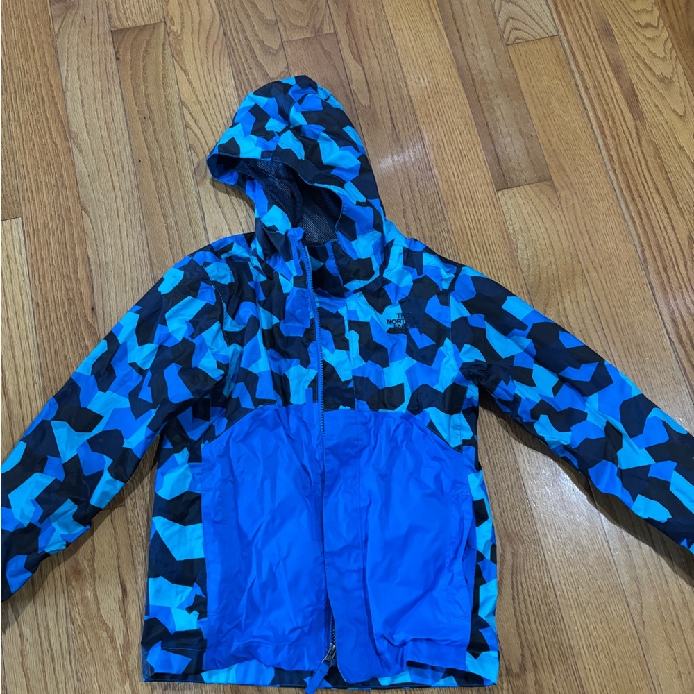 Northface raincoat
Blue
Kids medium 10-12
